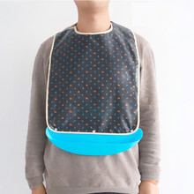 屁屁乐 饭兜大人围兜老人防水吃饭用的大号免洗立体成年围嘴老年人皮 树叶花 M（适合160cm以下）