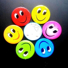 创意彩色一家笑脸胸章胸牌奖章徽章 大号圆形卡通挂牌别针 红色