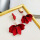 银针：短款珍珠红色花瓣耳环