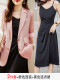 粉色外套+黑色连衣裙