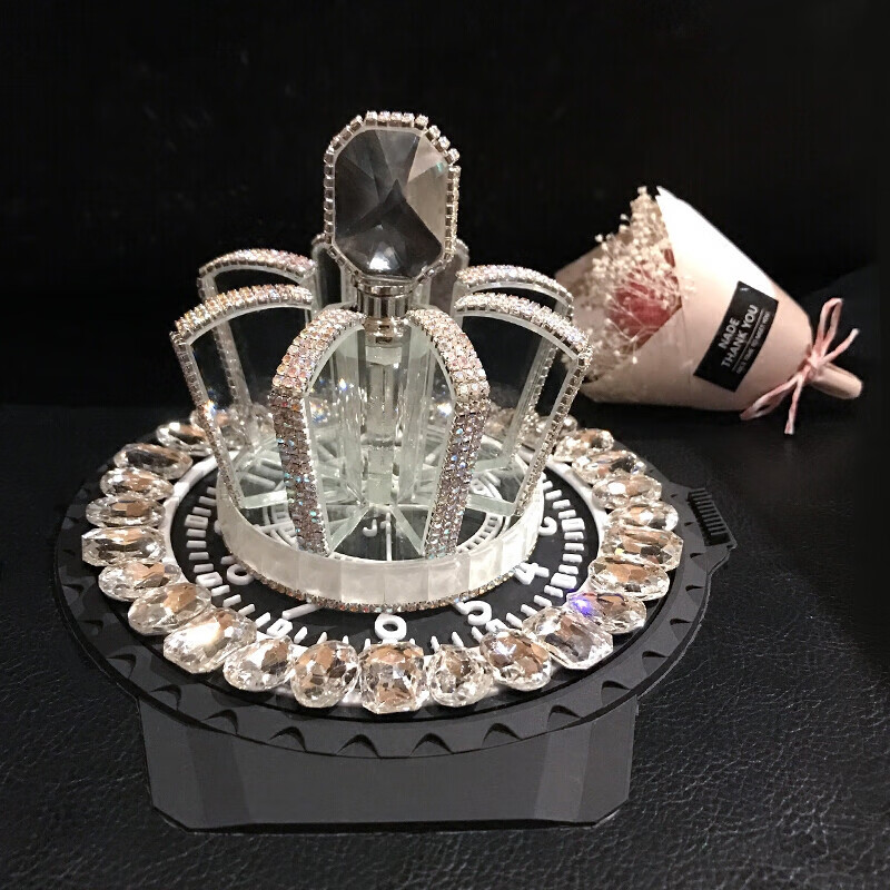 车载皇冠水晶香水座式创意可爱镶钻车上用品 透明钻蓝底 白宝石防滑垫